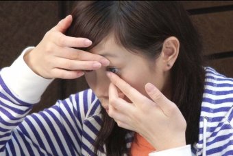 Putting on a contact lens